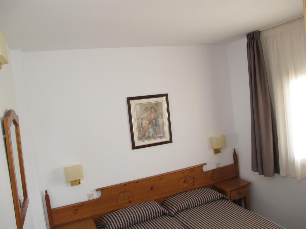 Apartamentos Santi Lloret de Mar Oda fotoğraf