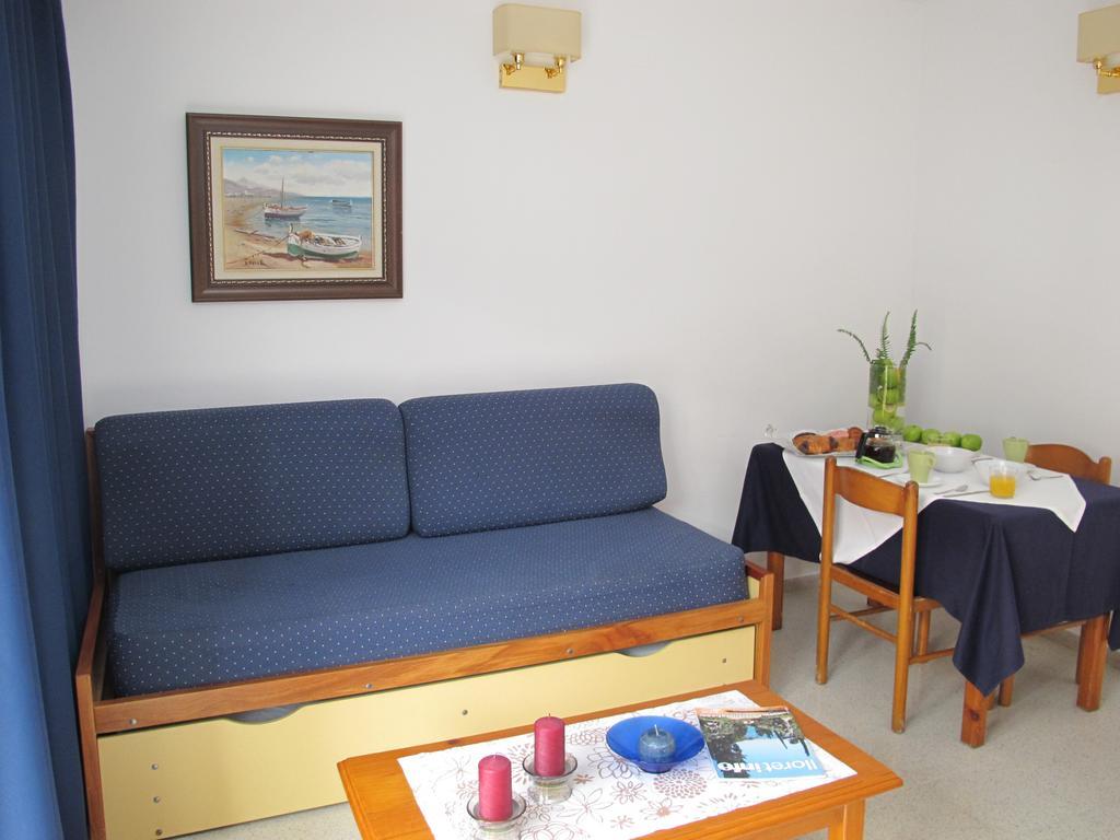 Apartamentos Santi Lloret de Mar Oda fotoğraf