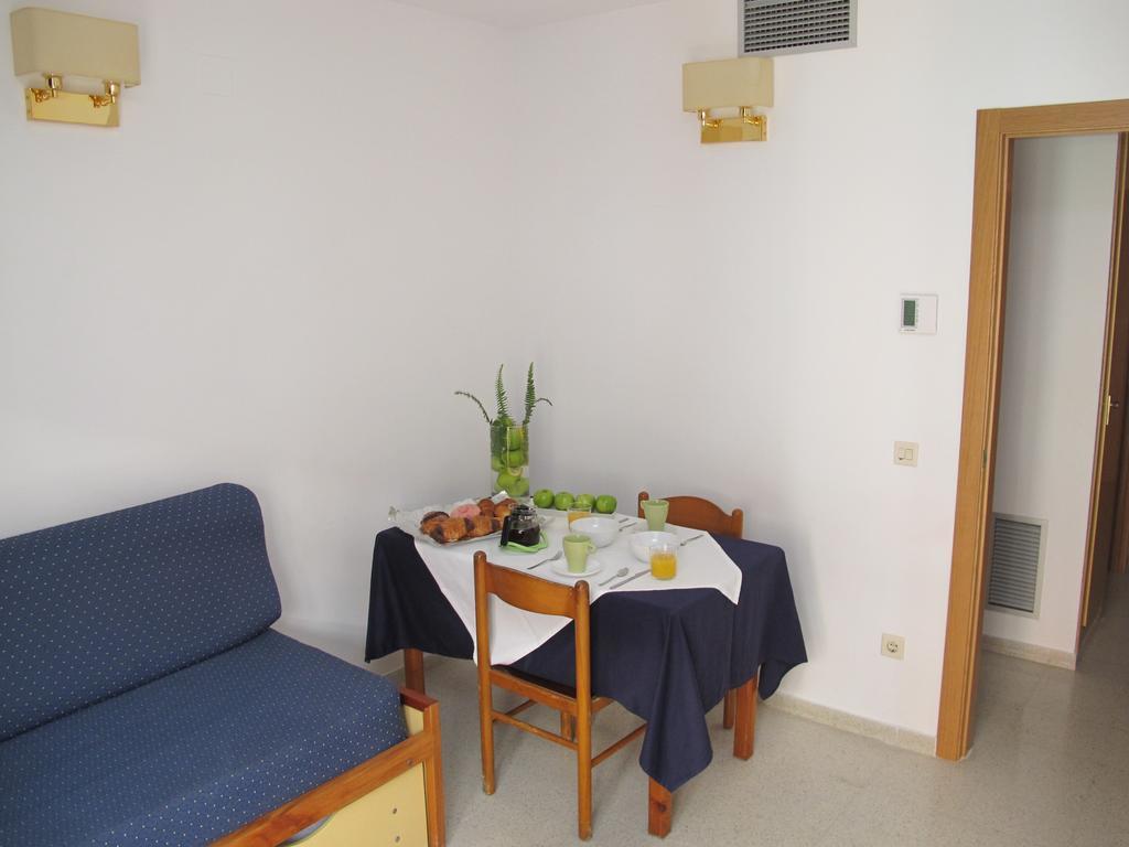 Apartamentos Santi Lloret de Mar Oda fotoğraf